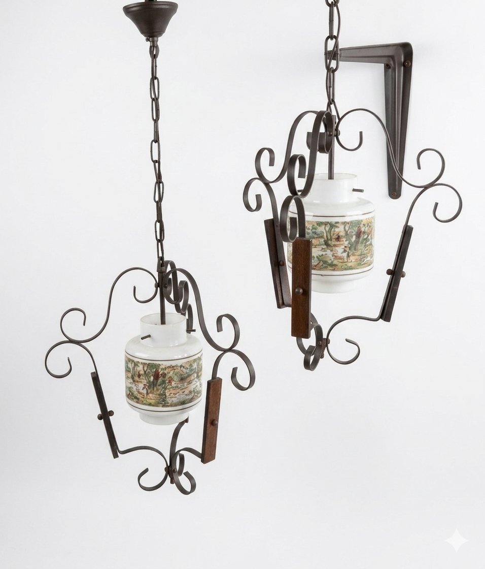 Paire de lanternes en verre opalin ornées de scènes de chasse