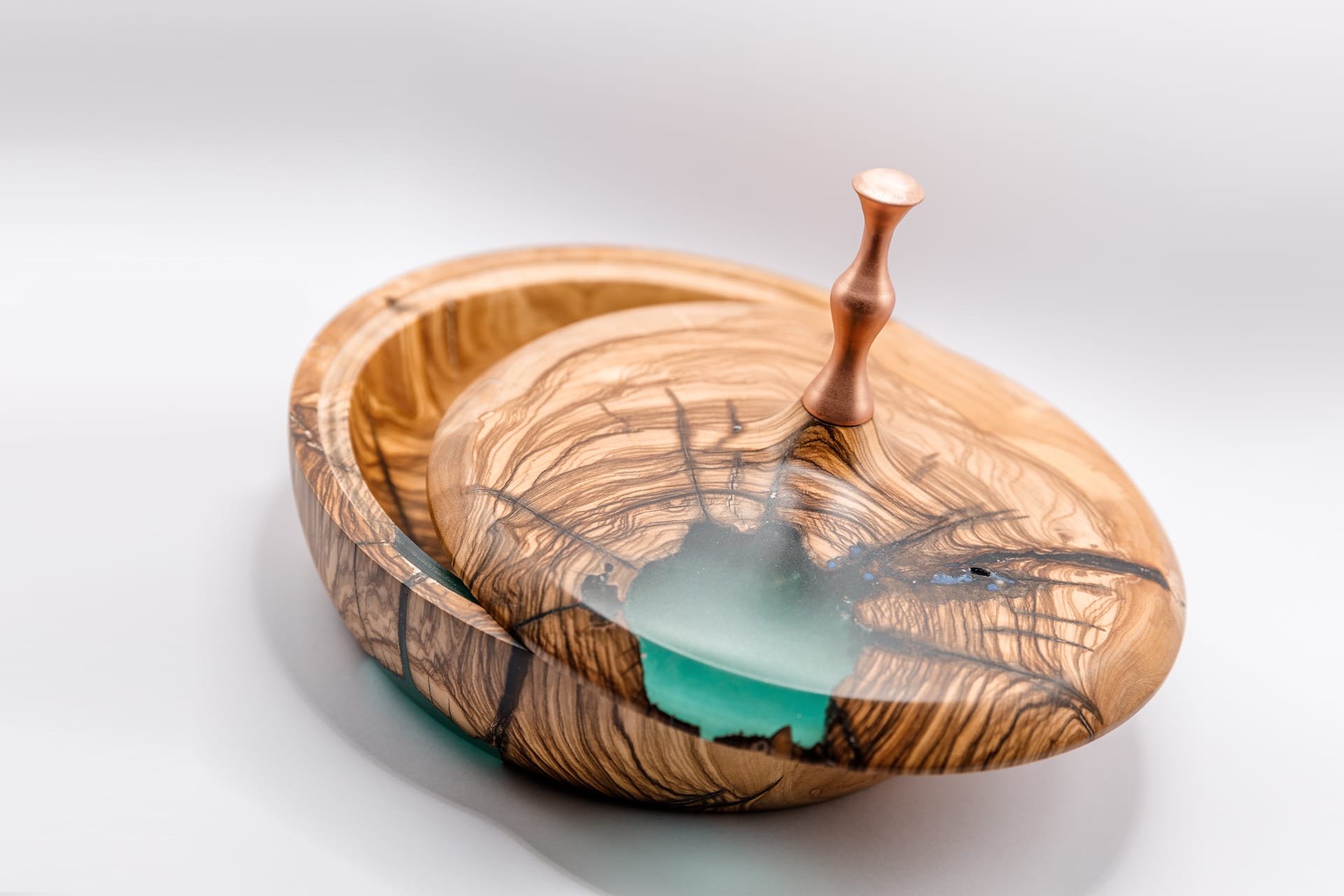 Scatola in legno d'ulivo e resina