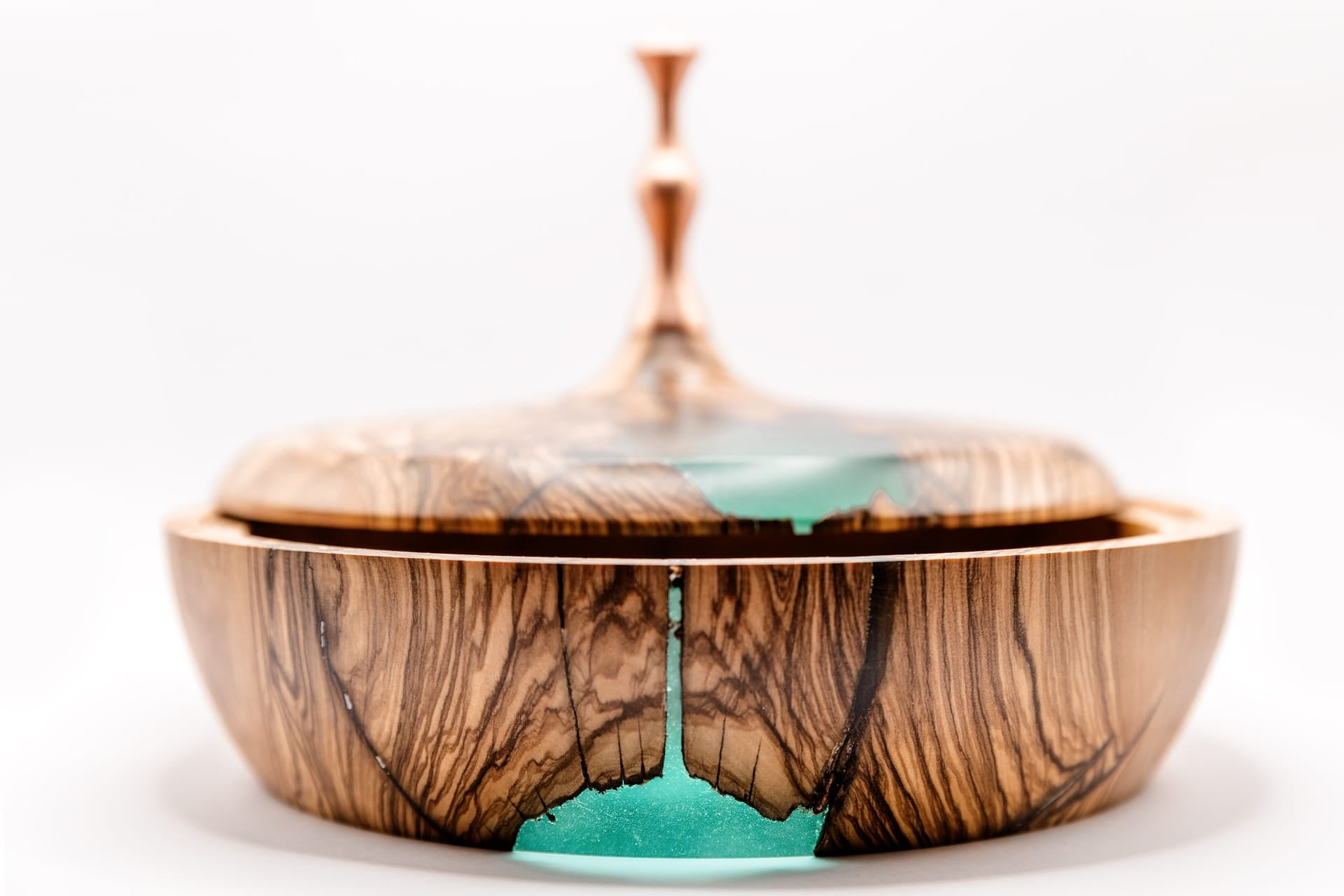 Scatola in legno d'ulivo e resina