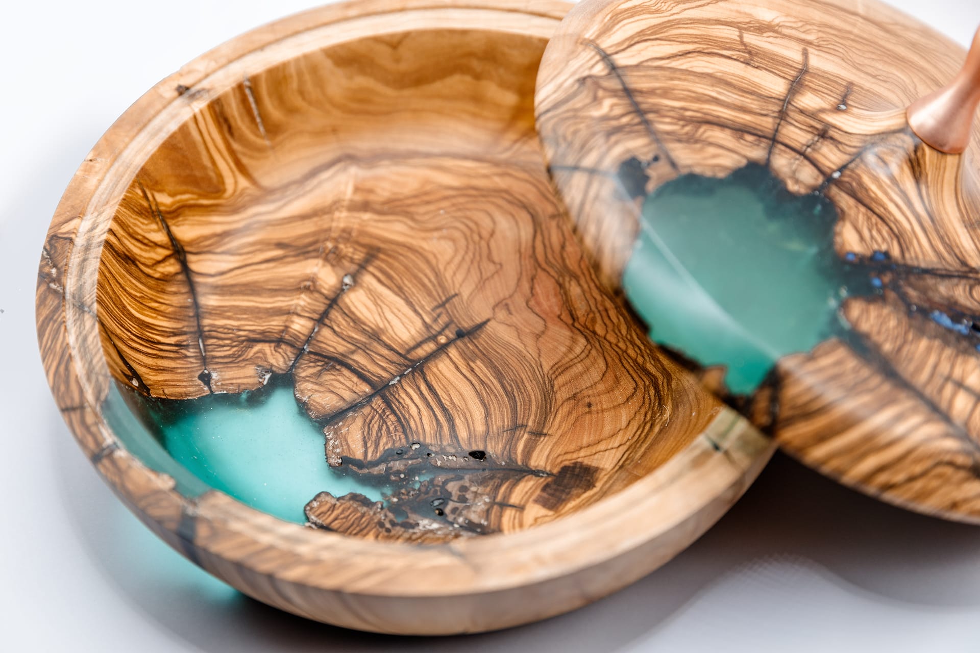 Scatola in legno d'ulivo e resina