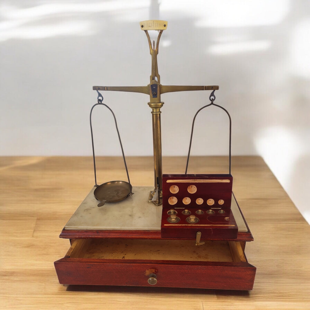 balance à bijoux en laiton et en bois