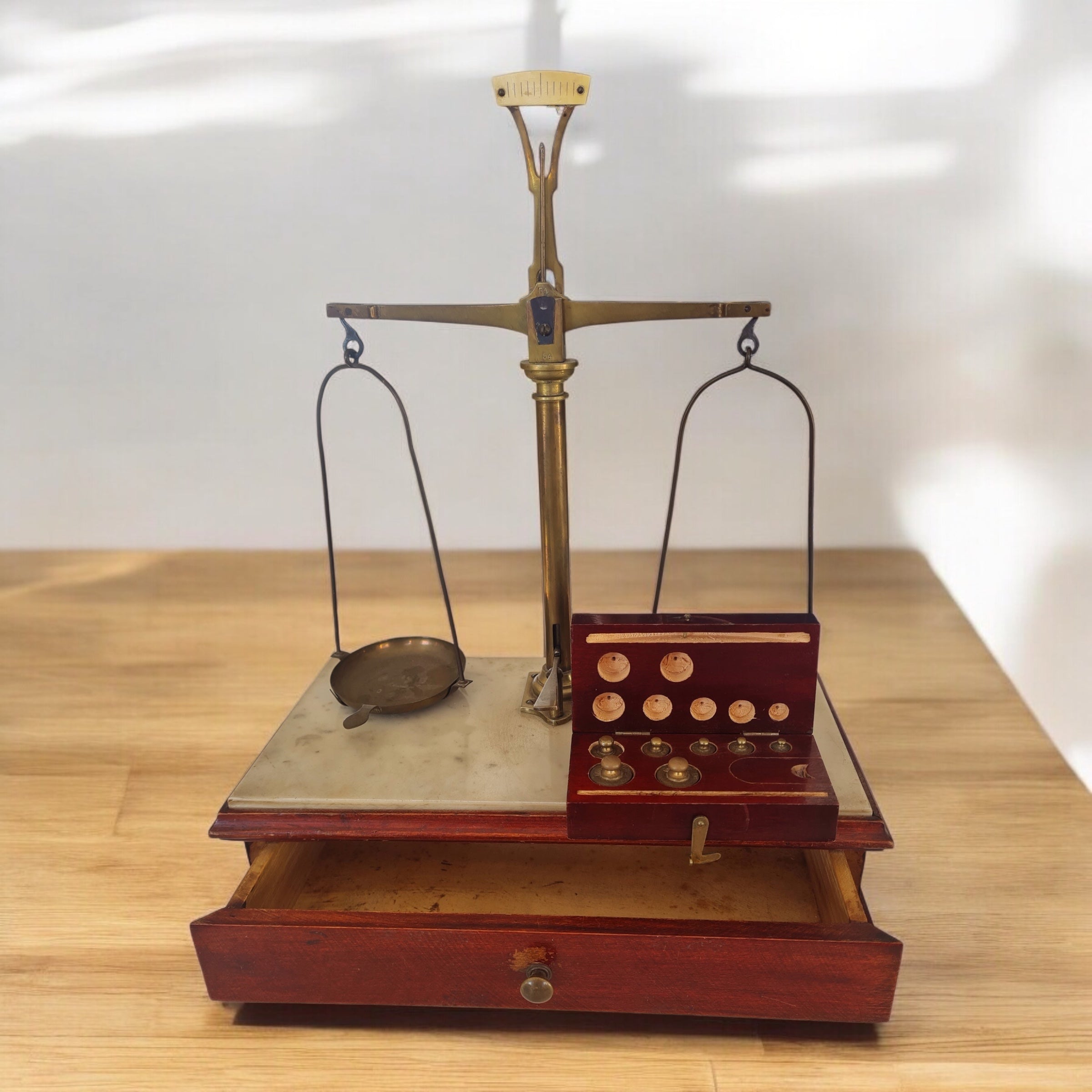 Bilancia da gioielleria in ottone e legno