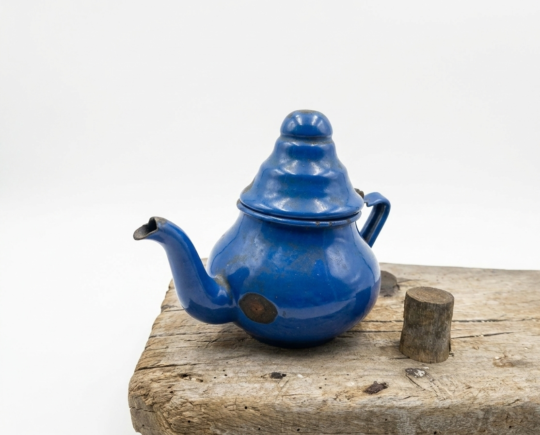 théière, bouilloire et cafetière vintage en émail bleu cobalt
