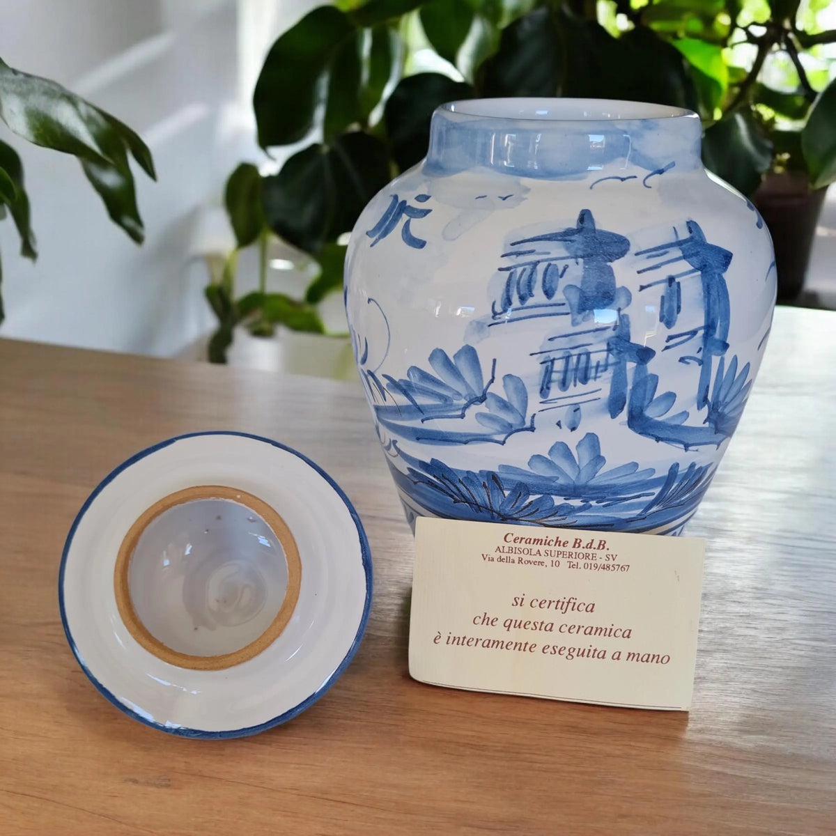 Trois vases en céramique peints à la main, datant des années 1980.