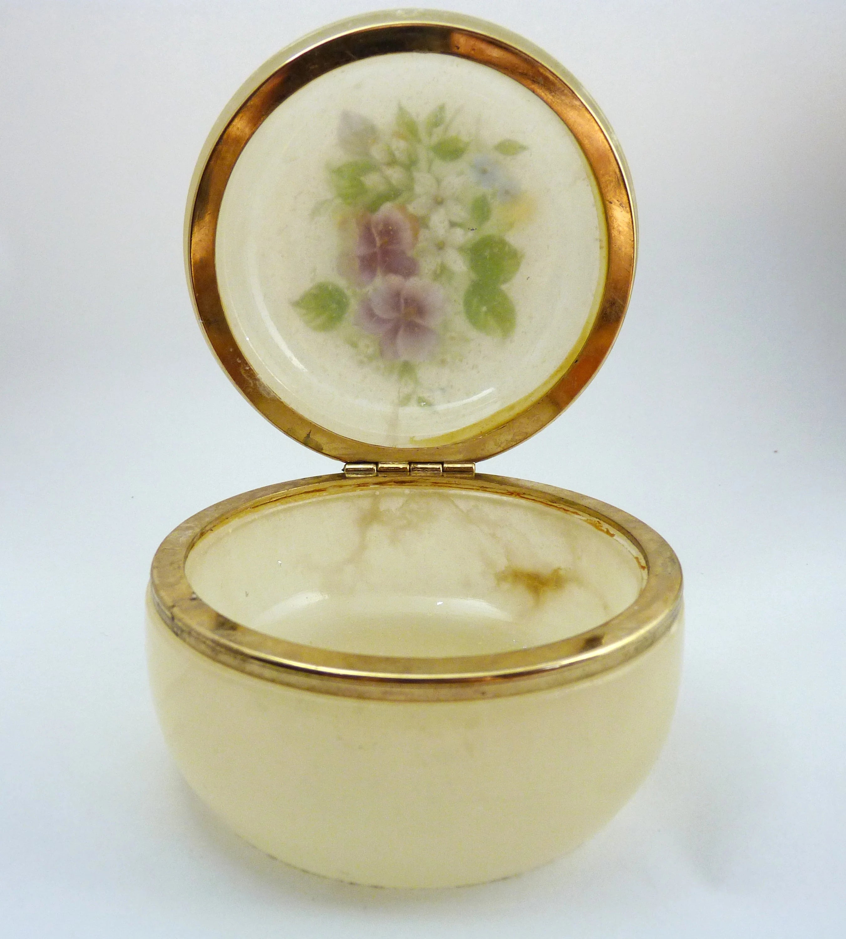 Boîte à bijoux en albâtre ornée de fleurs peintes
