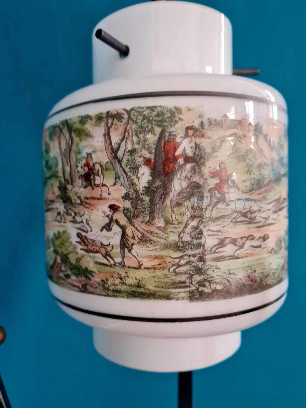 Coppia di lampade con scene di caccia e vetro opalino