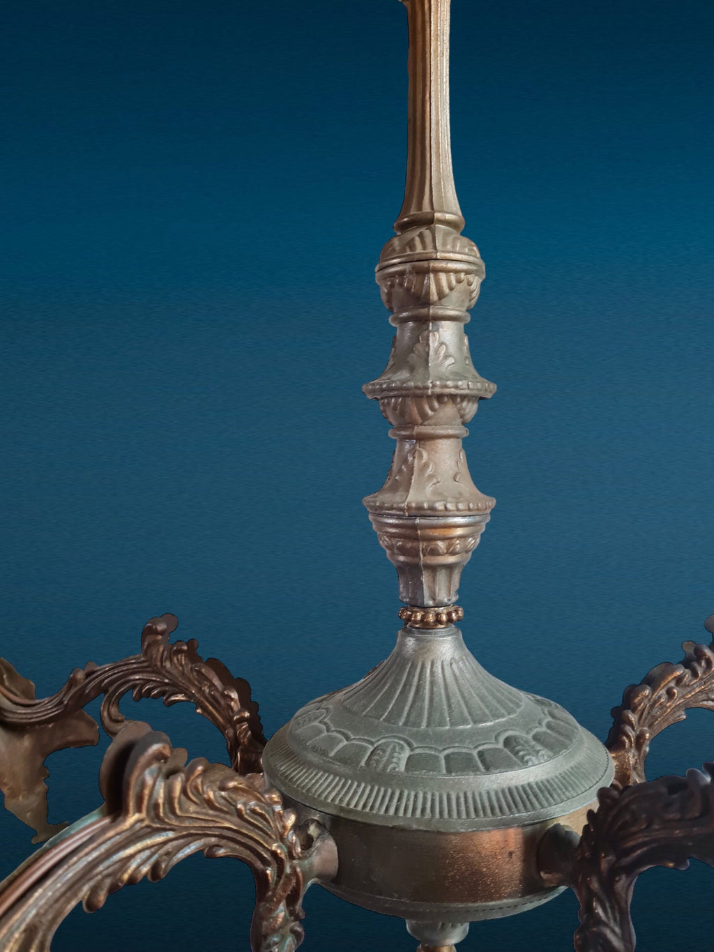 Lampadario italiano d'epoca a 5 braccia con cariatidi