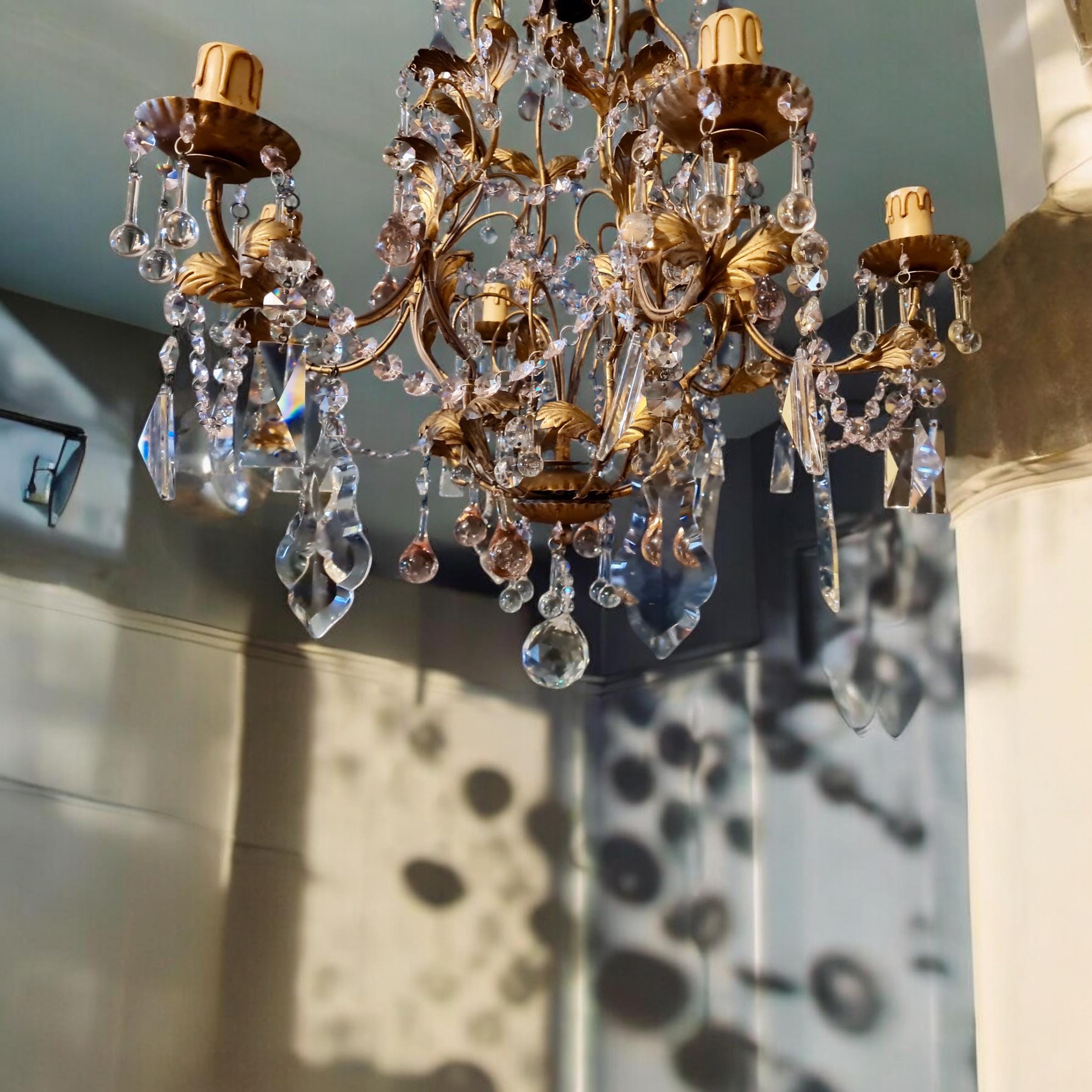 Lampadario in stile floreale con vero cristallo rosa e trasparente