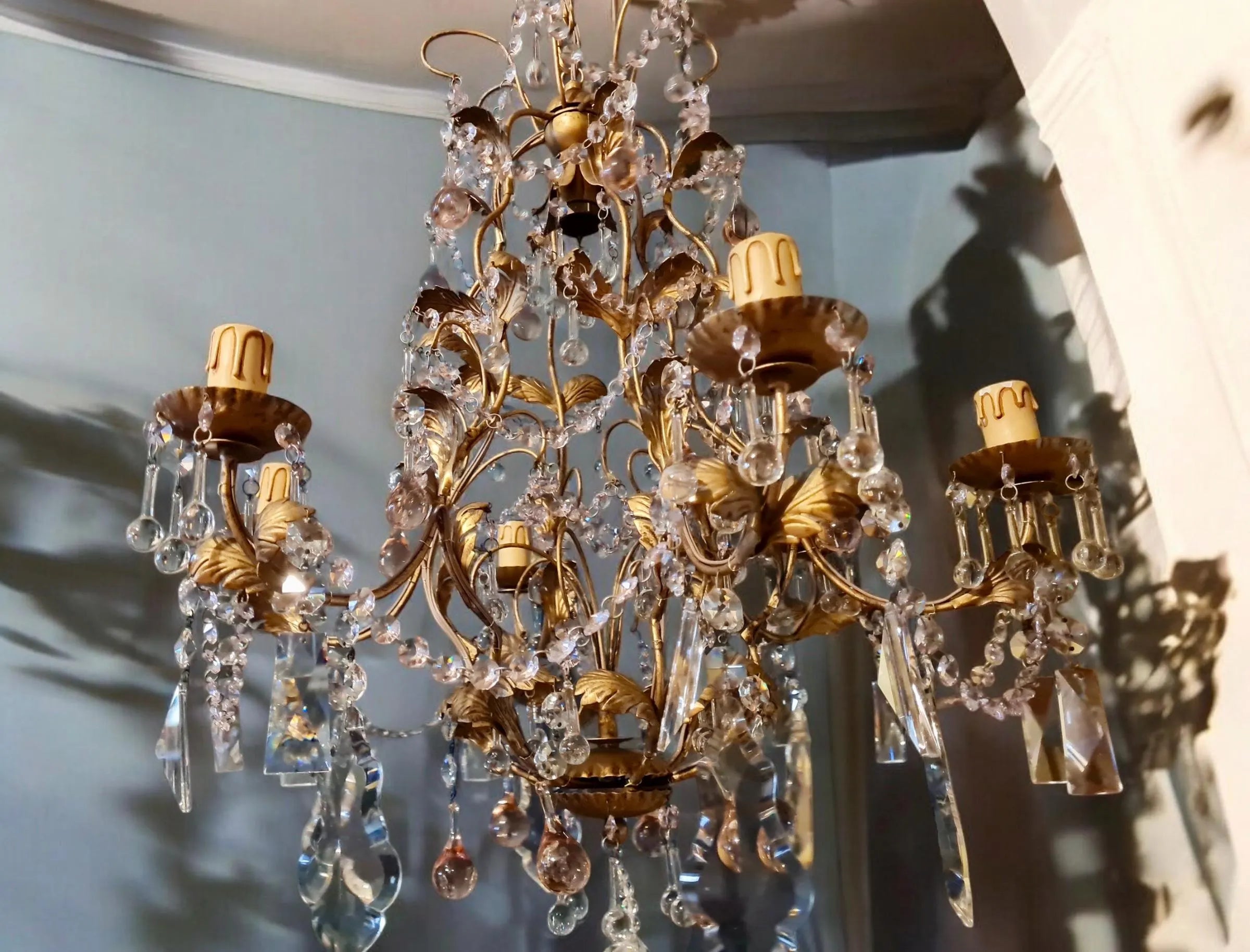 Lustre de style floral orné de véritables cristaux roses et transparents.