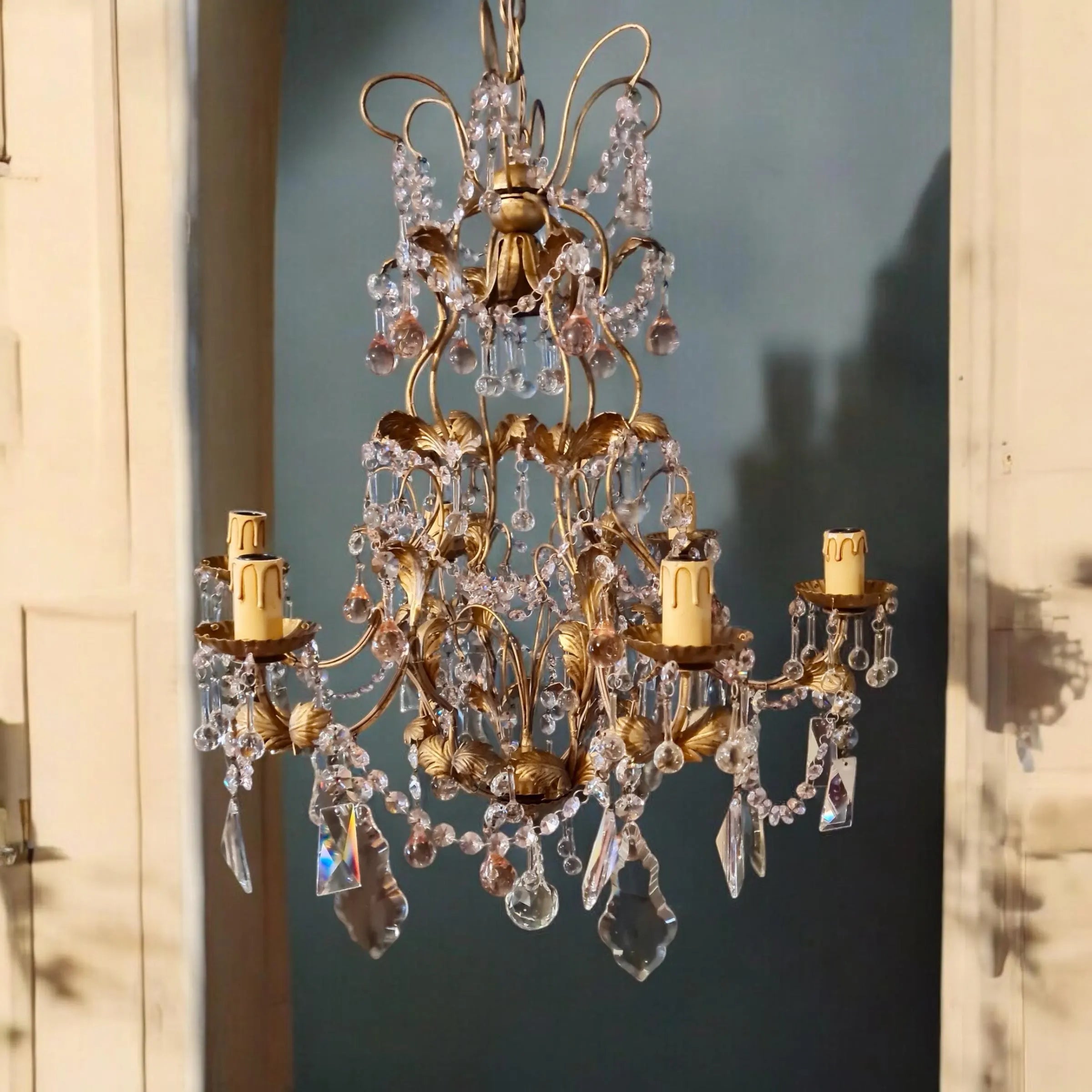 Lustre de style floral orné de véritables cristaux roses et transparents.