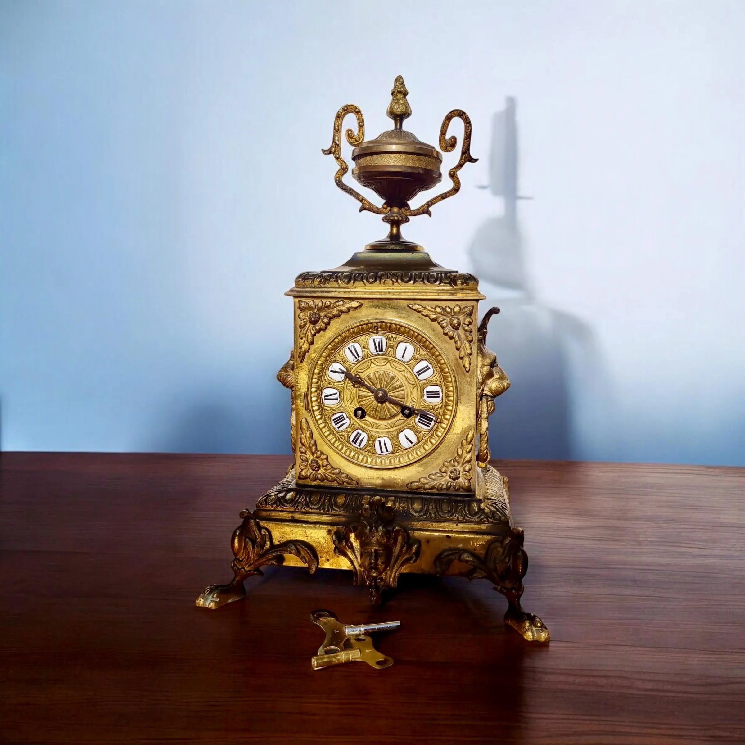 Pendule de cheminée ancienne avec porte-bougie, style Louis XV