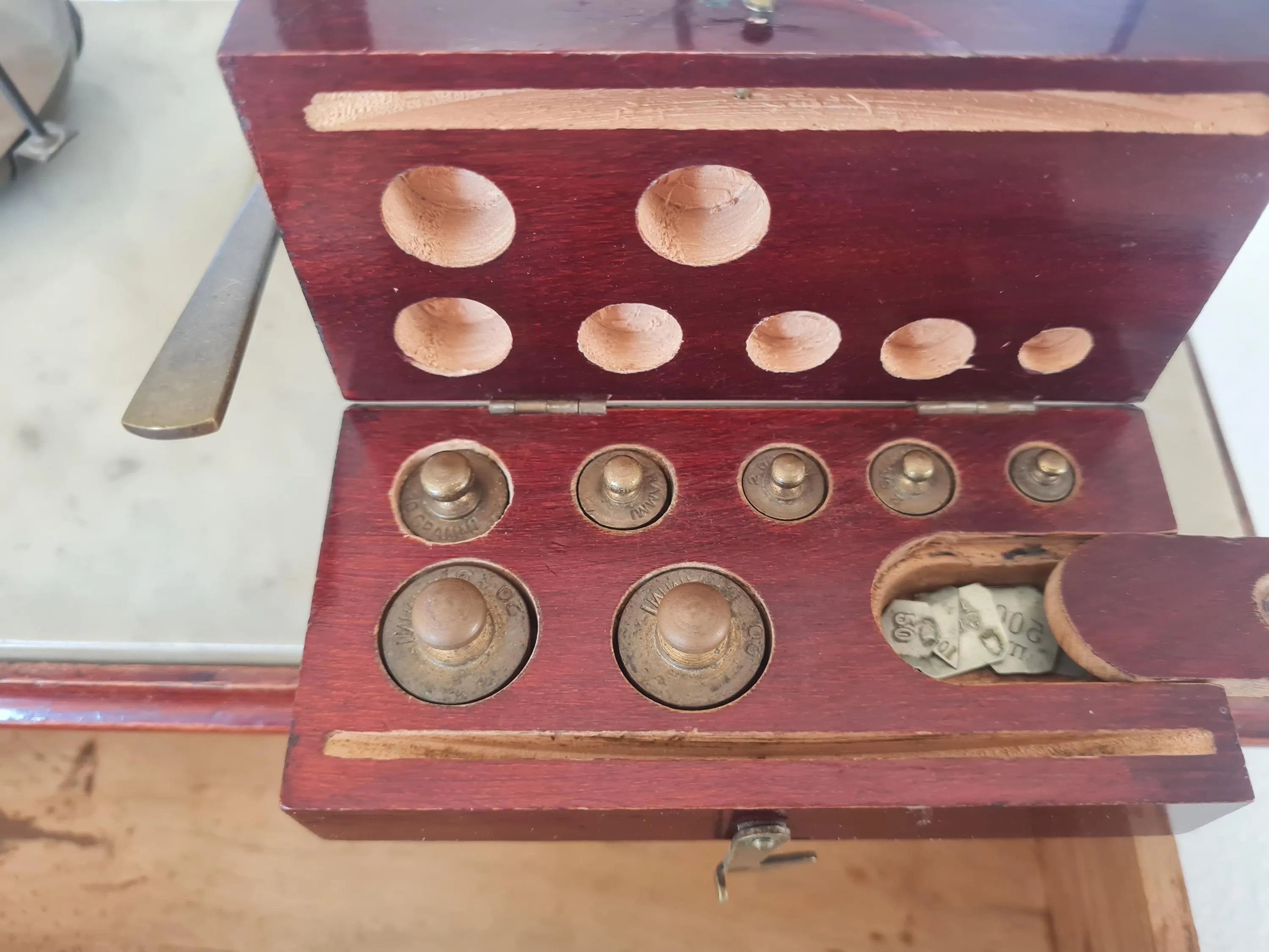 balance à bijoux en laiton et en bois