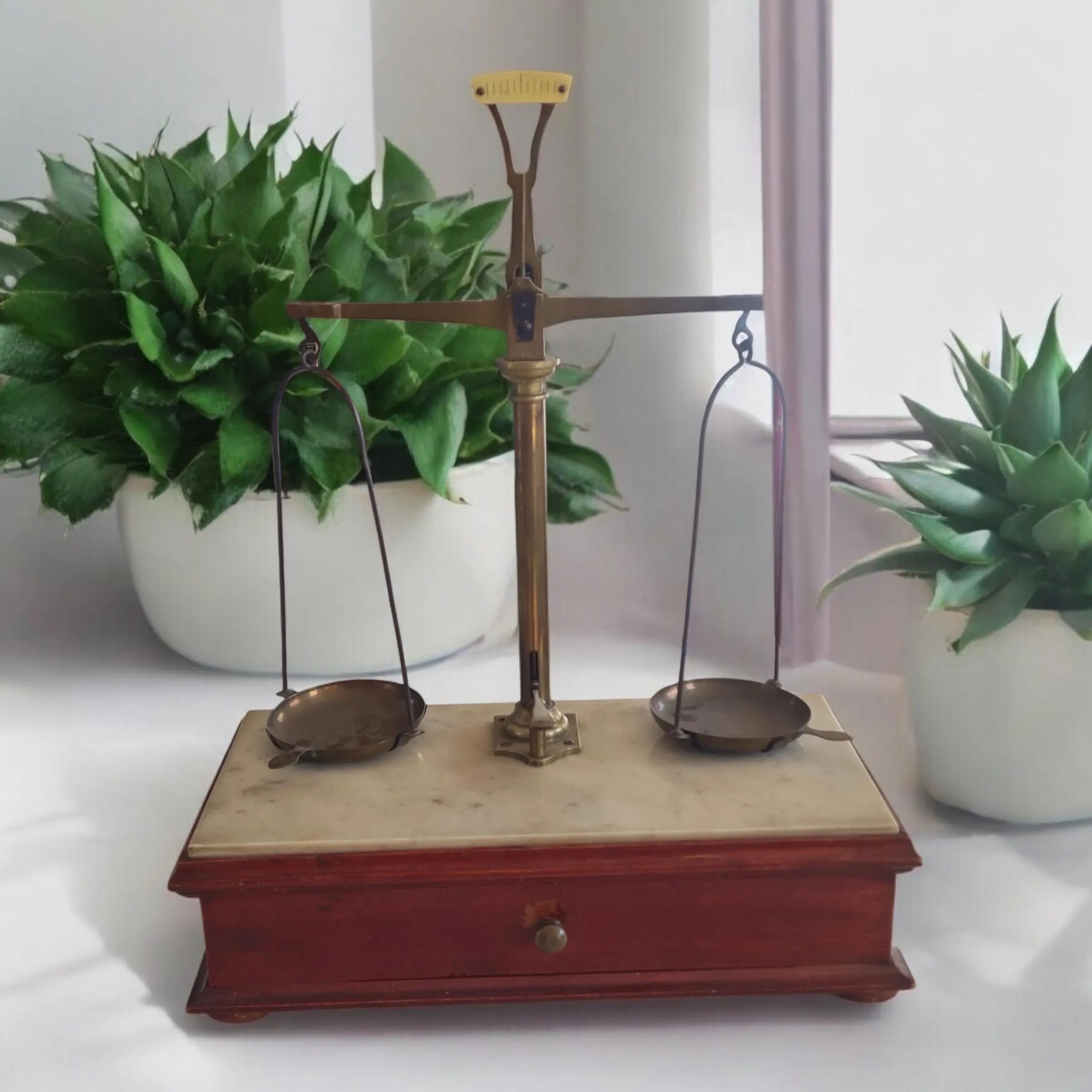 balance à bijoux en laiton et en bois