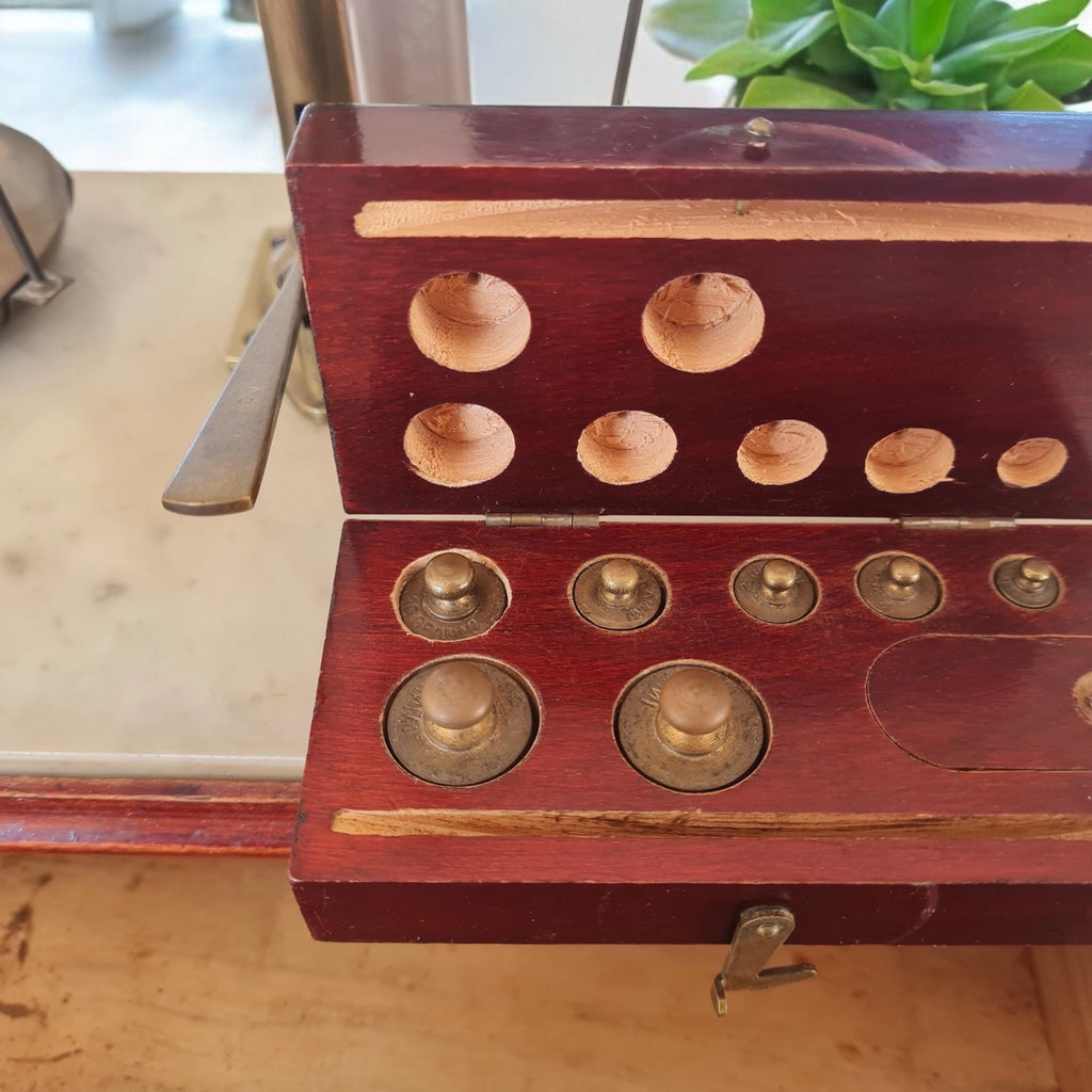 balance à bijoux en laiton et en bois