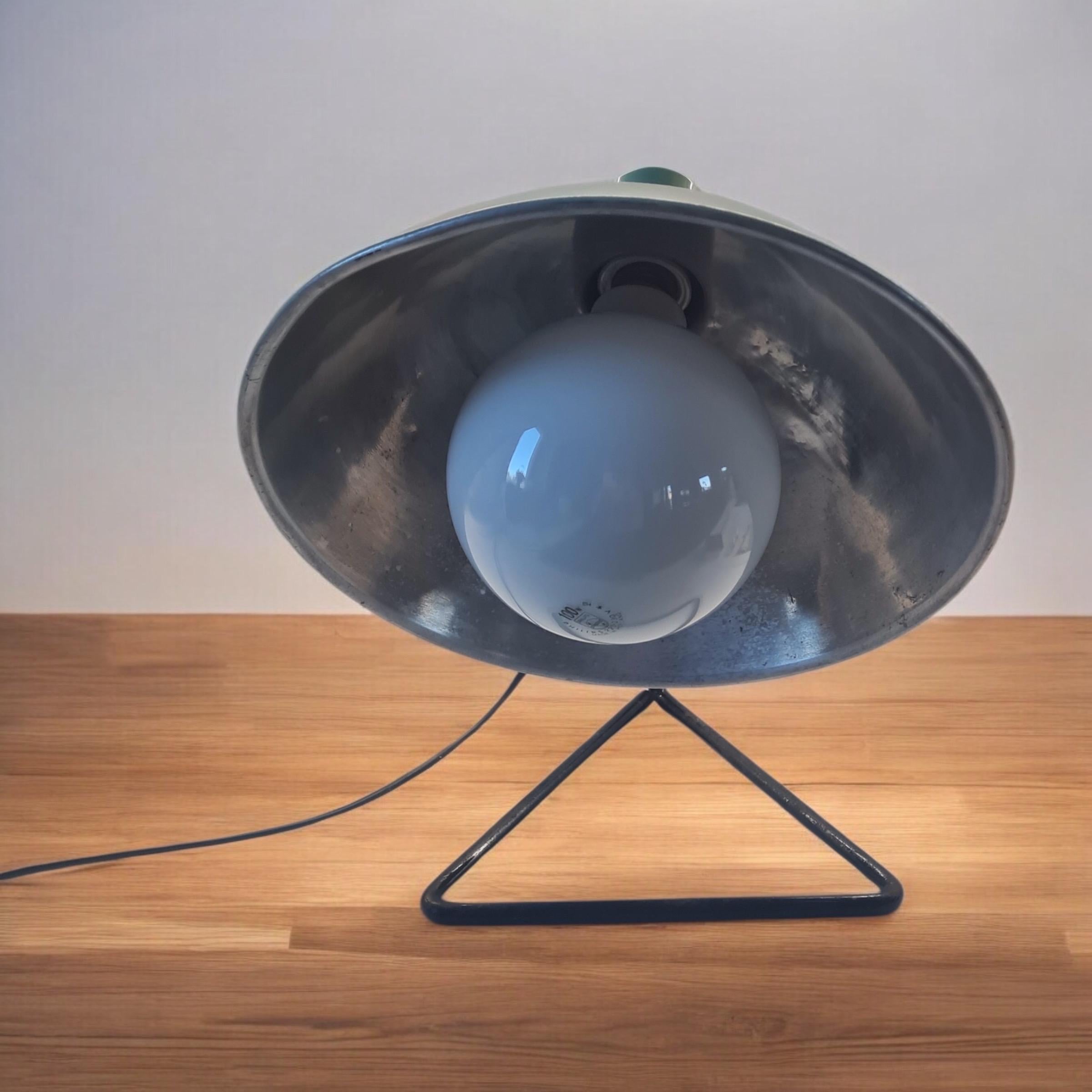 Un ancien four électrique transformé en lampe de table vintage