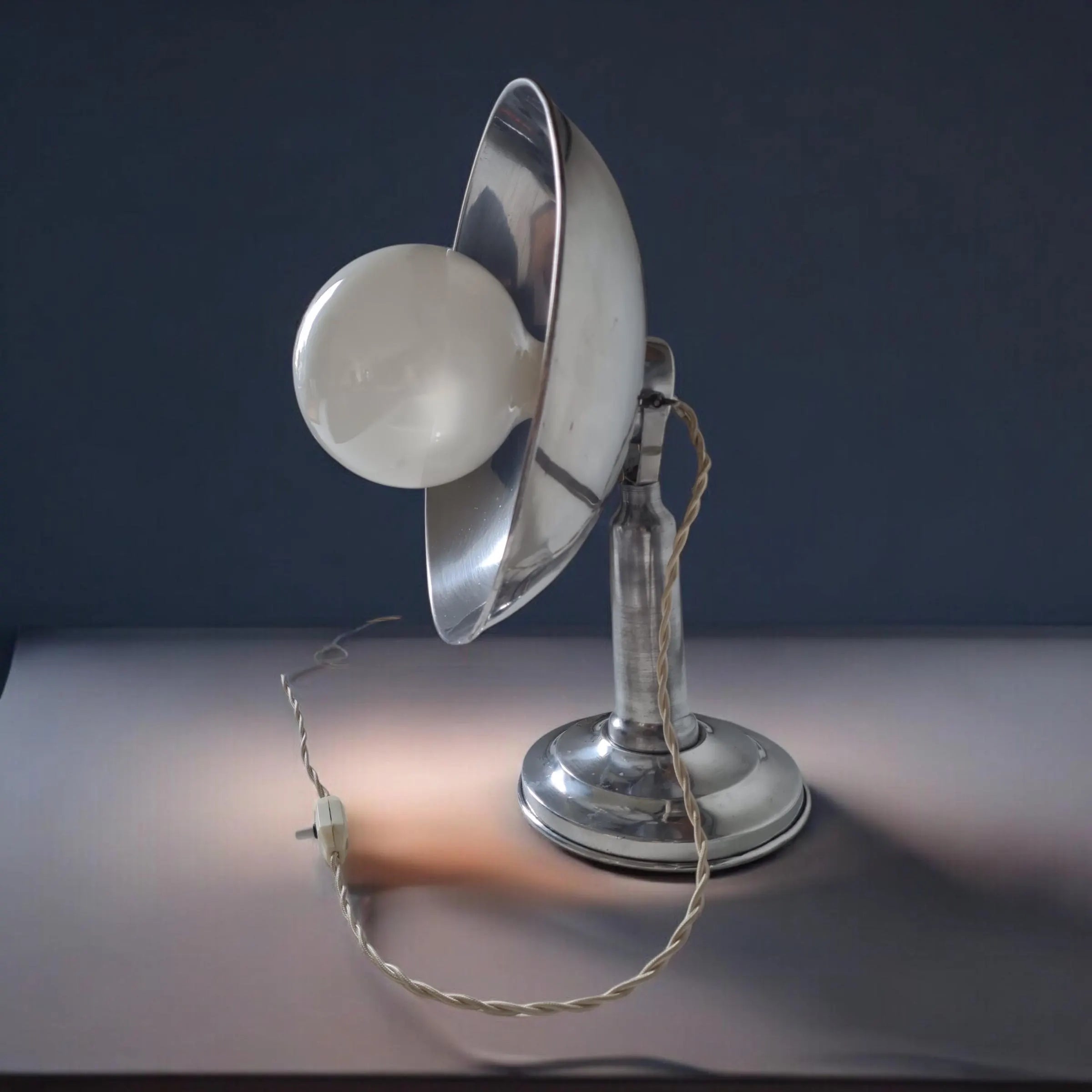 Stufa elettrica riadattata in lampada da tavolo