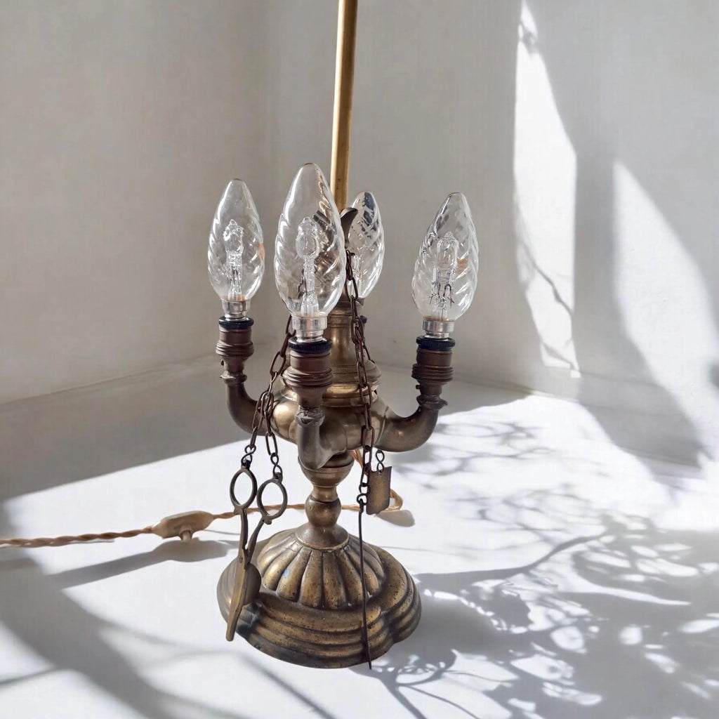 Lampe florentine convertie à l'électricité. Église protestante huguenote, 1948.