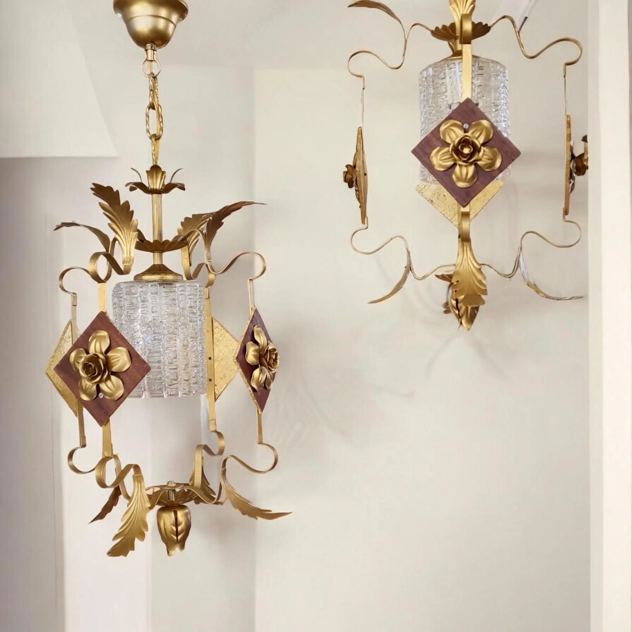 Paire de lustres en métal et en bois ornés de motifs floraux
