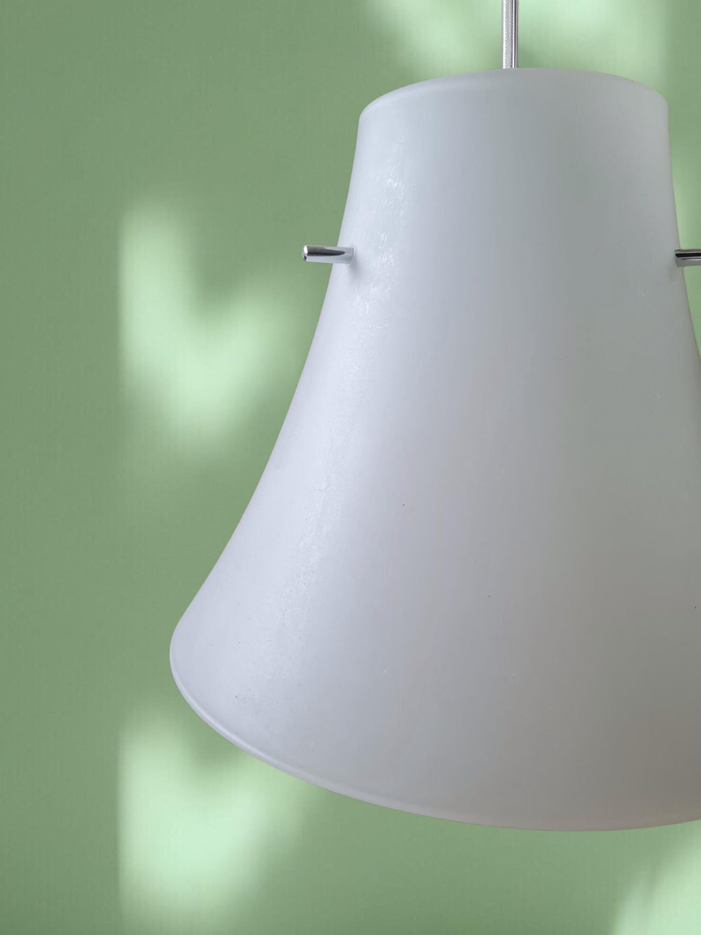 Lampada a sospensione di metà secolo con vetro opalino