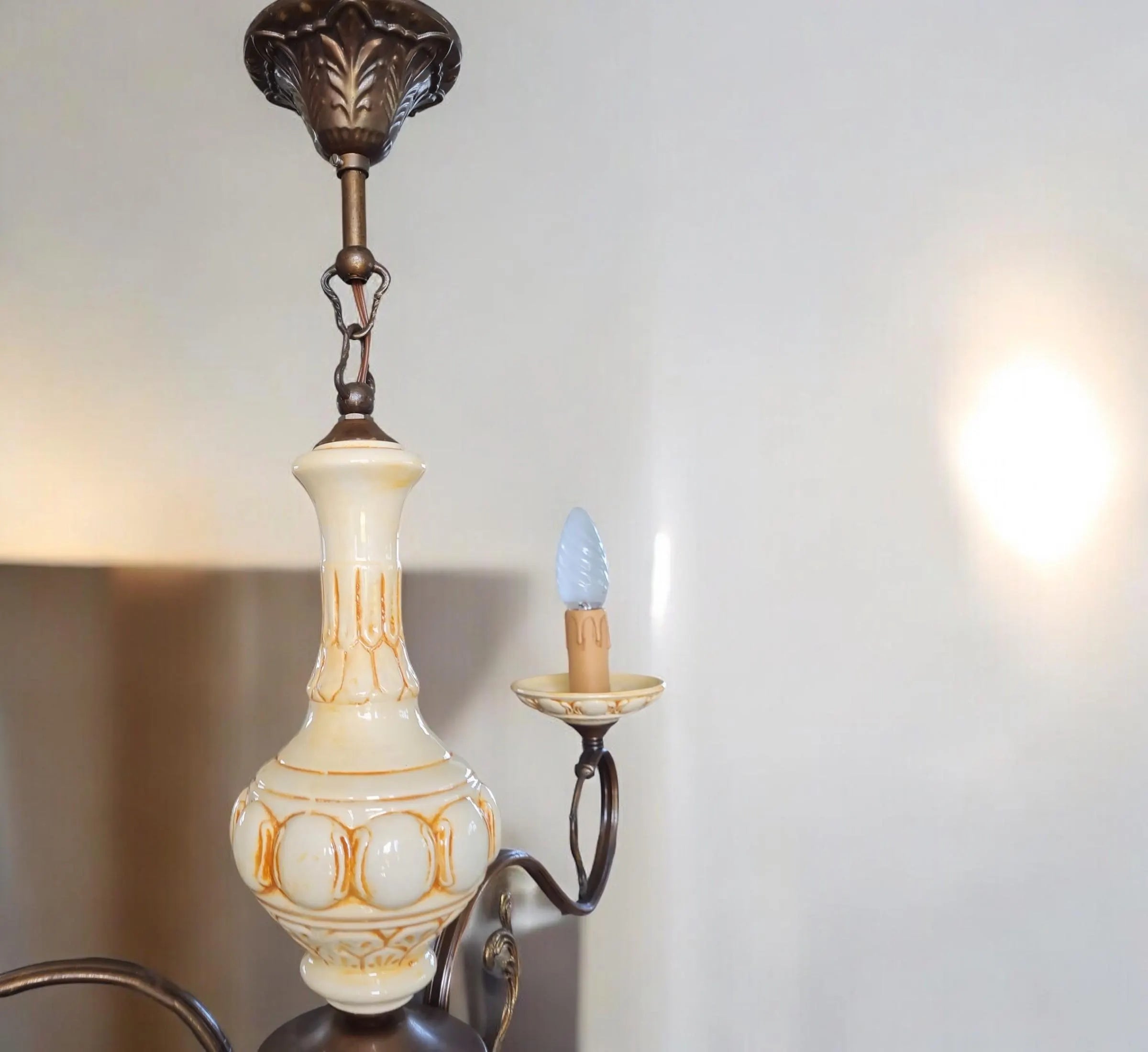 Lustre à trois bras en céramique et métal