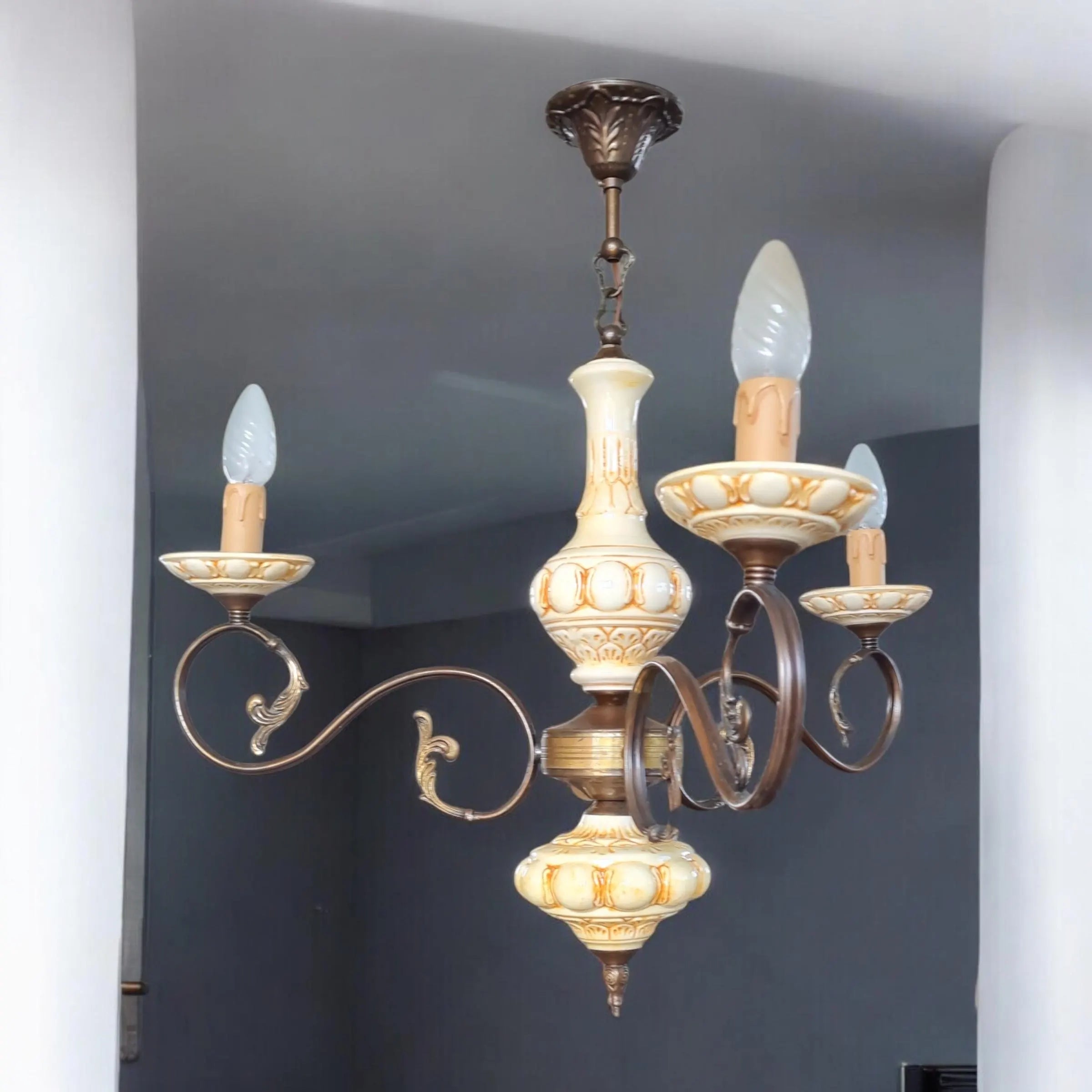 Lustre à trois bras en céramique et métal