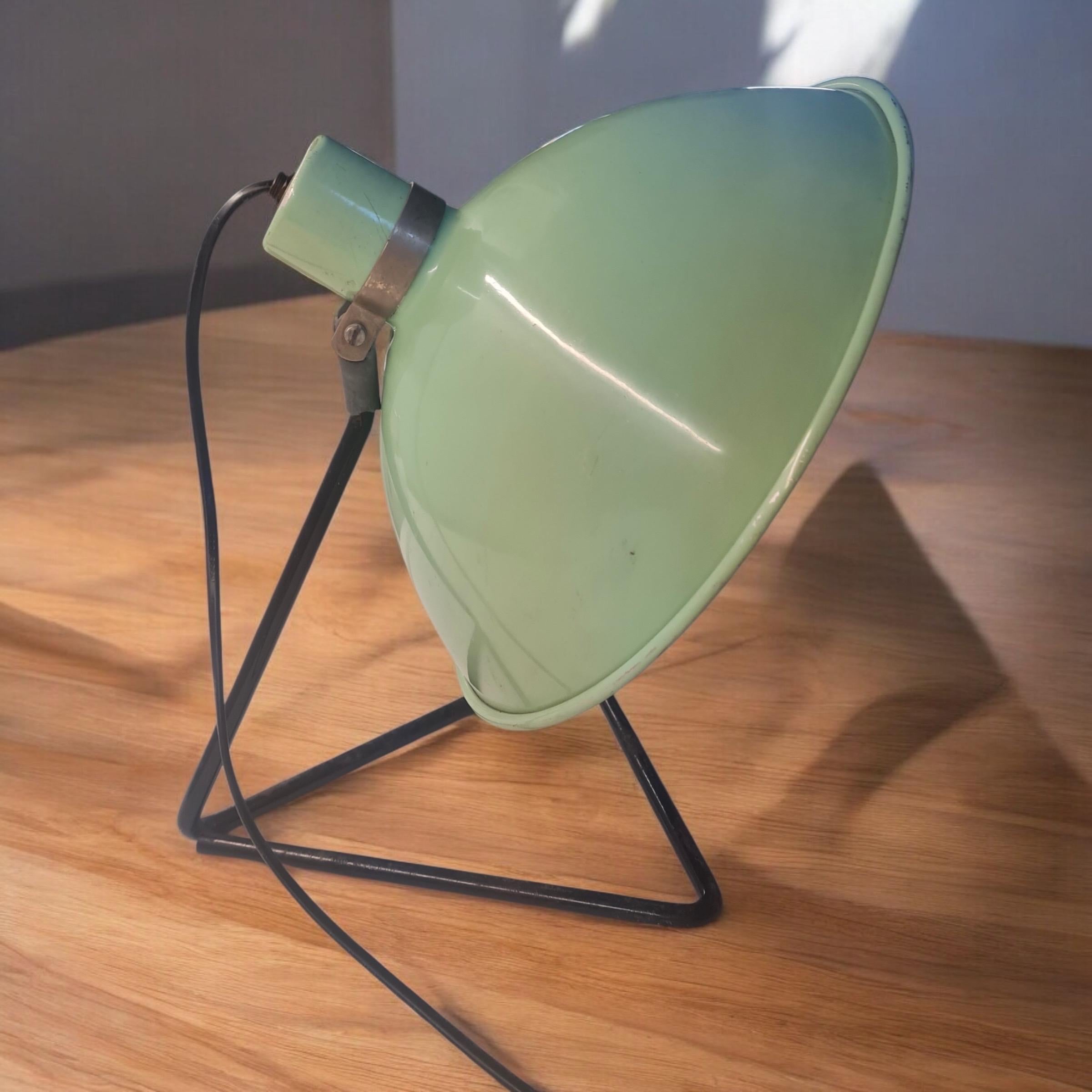 Vecchia stufa elettrica trasformata in lampada da tavolo vintage