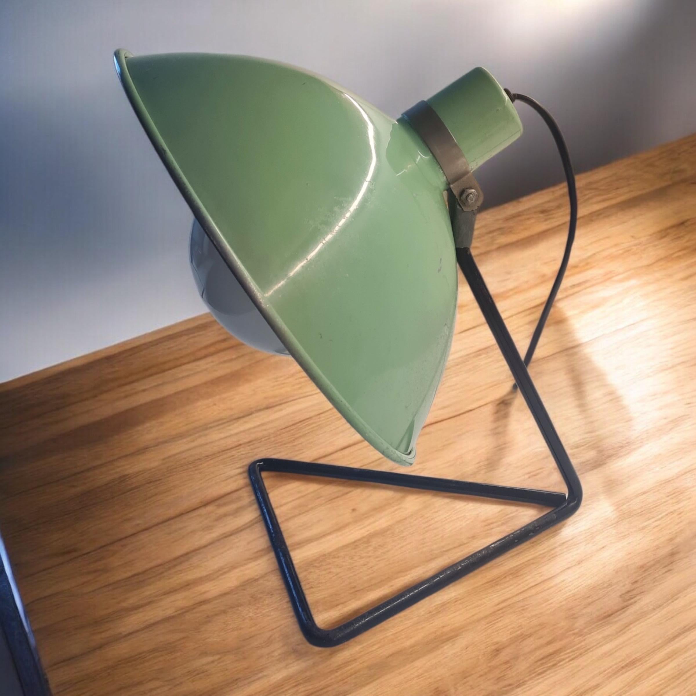Un ancien four électrique transformé en lampe de table vintage