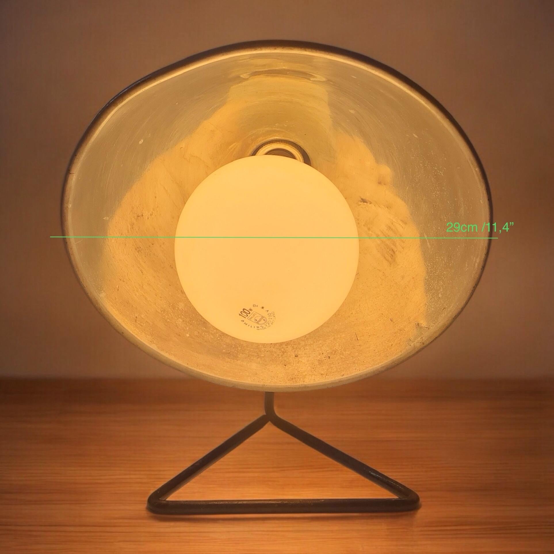 Vecchia stufa elettrica trasformata in lampada da tavolo vintage