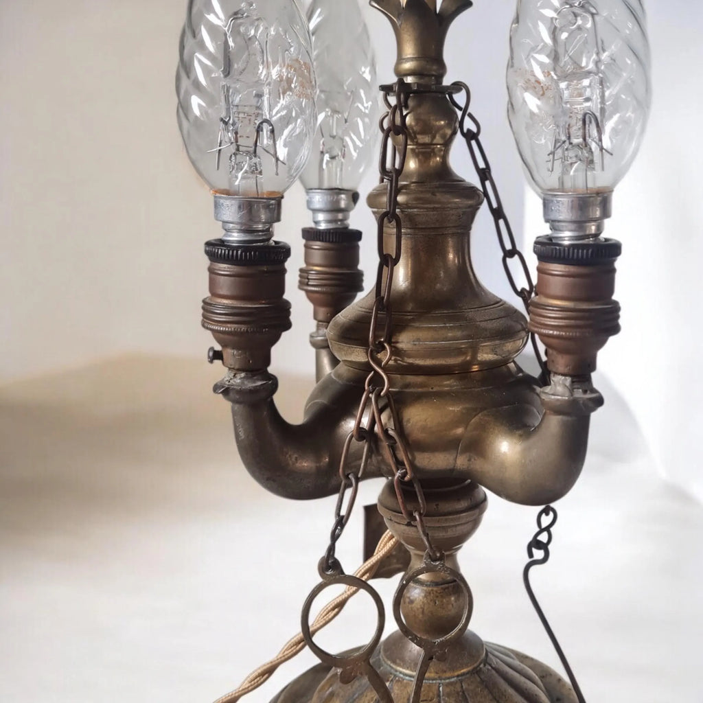Lampe florentine convertie à l'électricité. Église protestante huguenote, 1948.