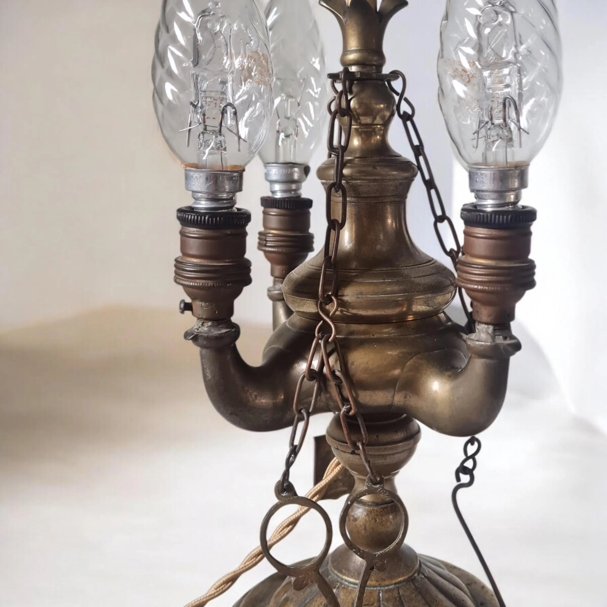 Lampada fiorentina, convertita in elettrica.