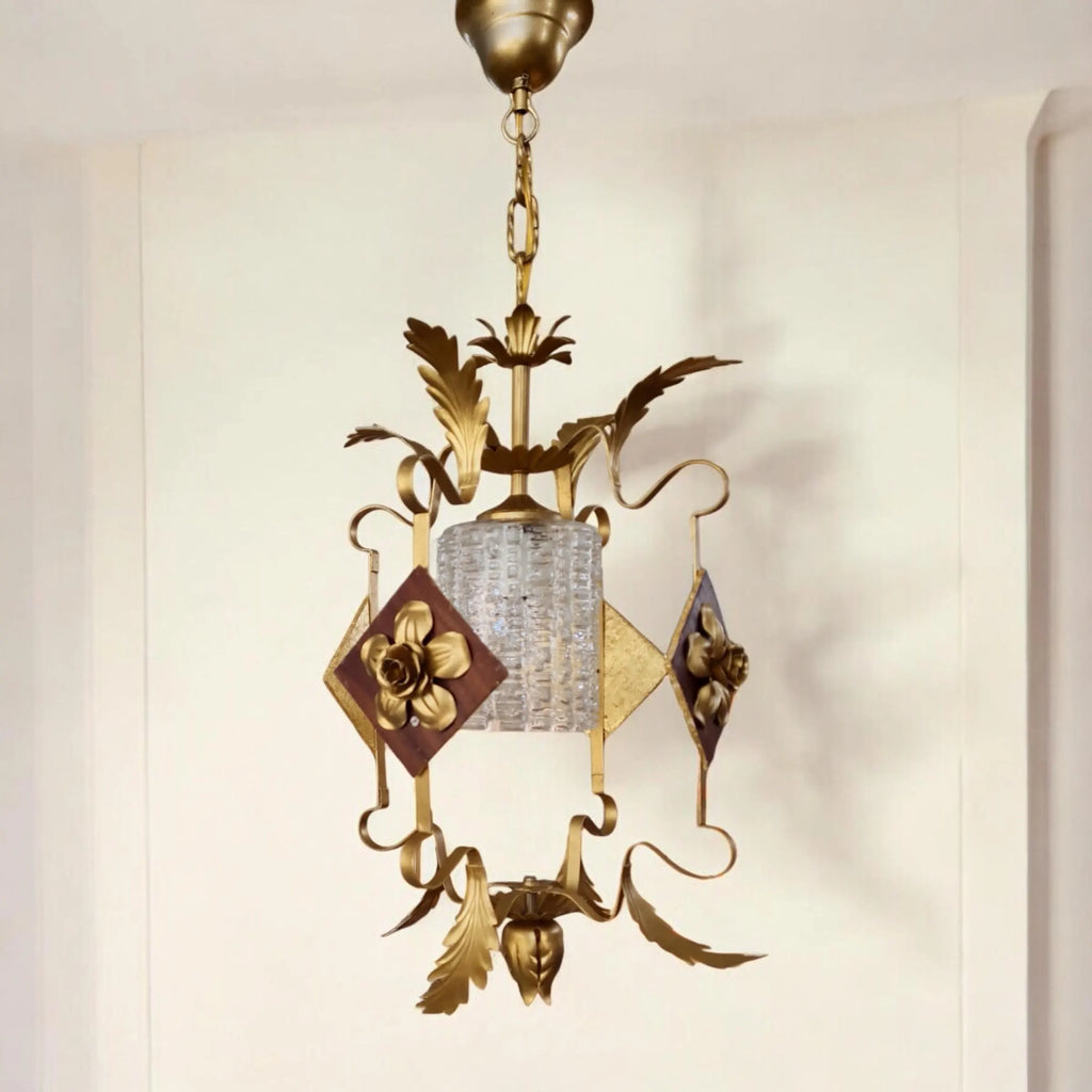 Paire de lustres en métal et en bois ornés de motifs floraux