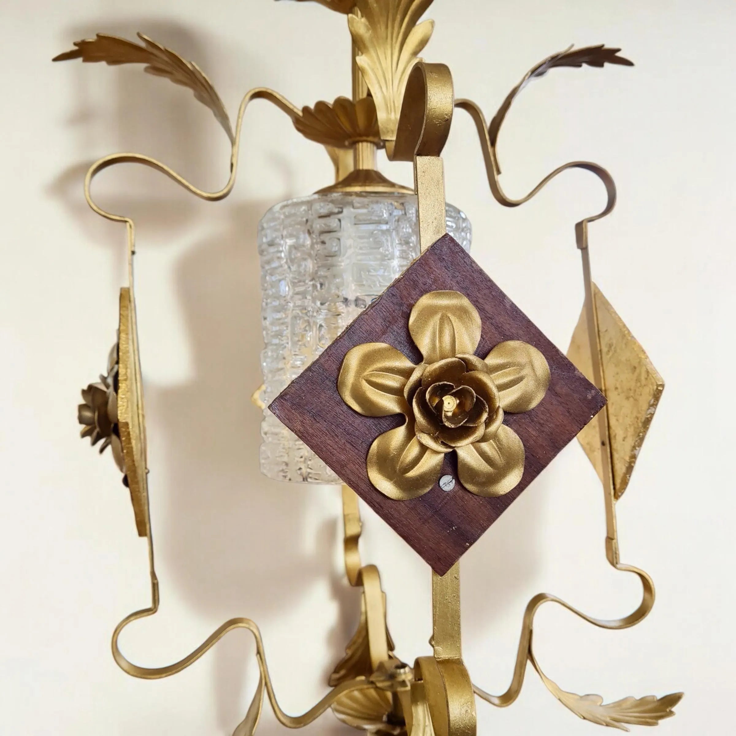 Paire de lustres en métal et en bois ornés de motifs floraux