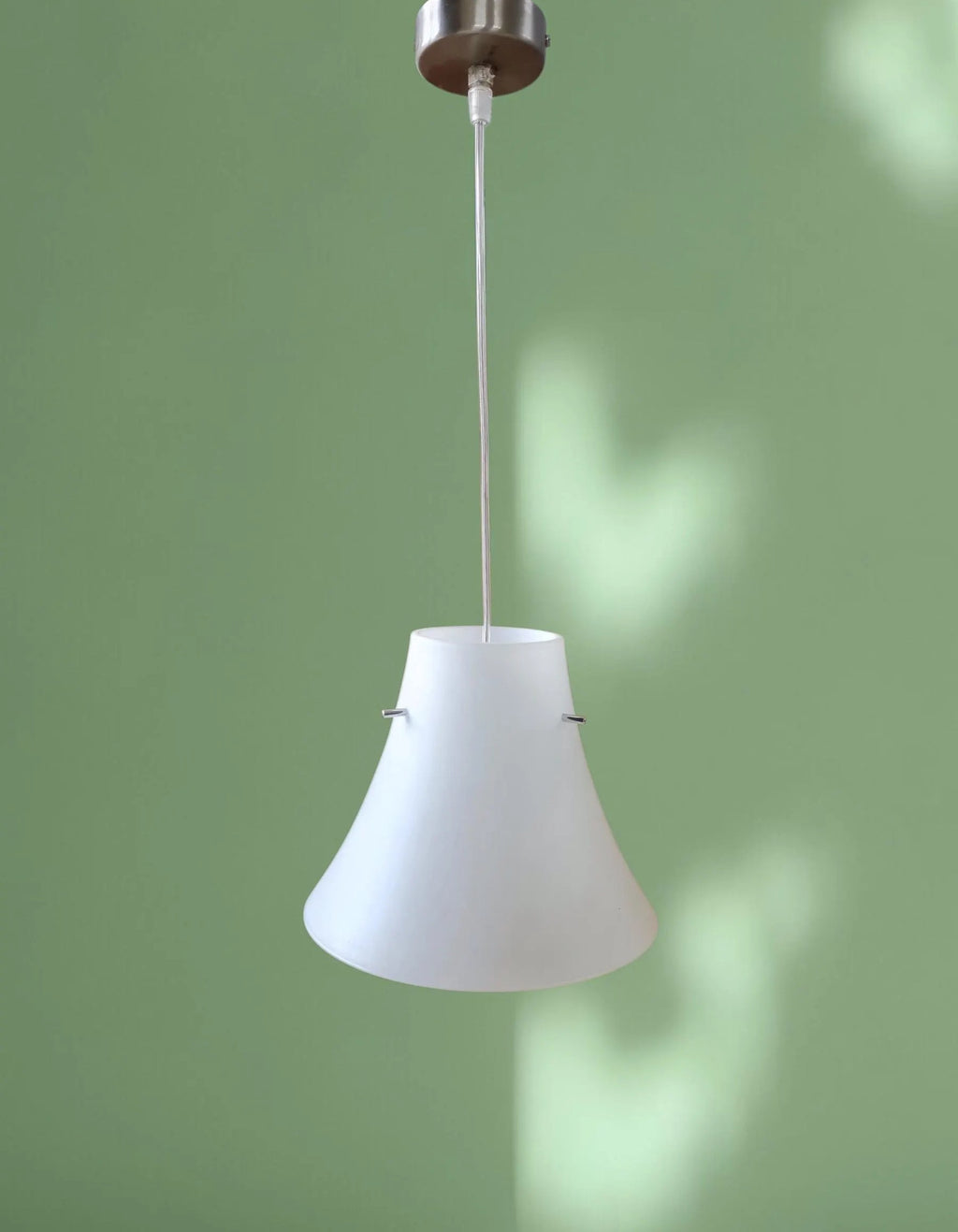 Lampada a sospensione di metà secolo con vetro opalino