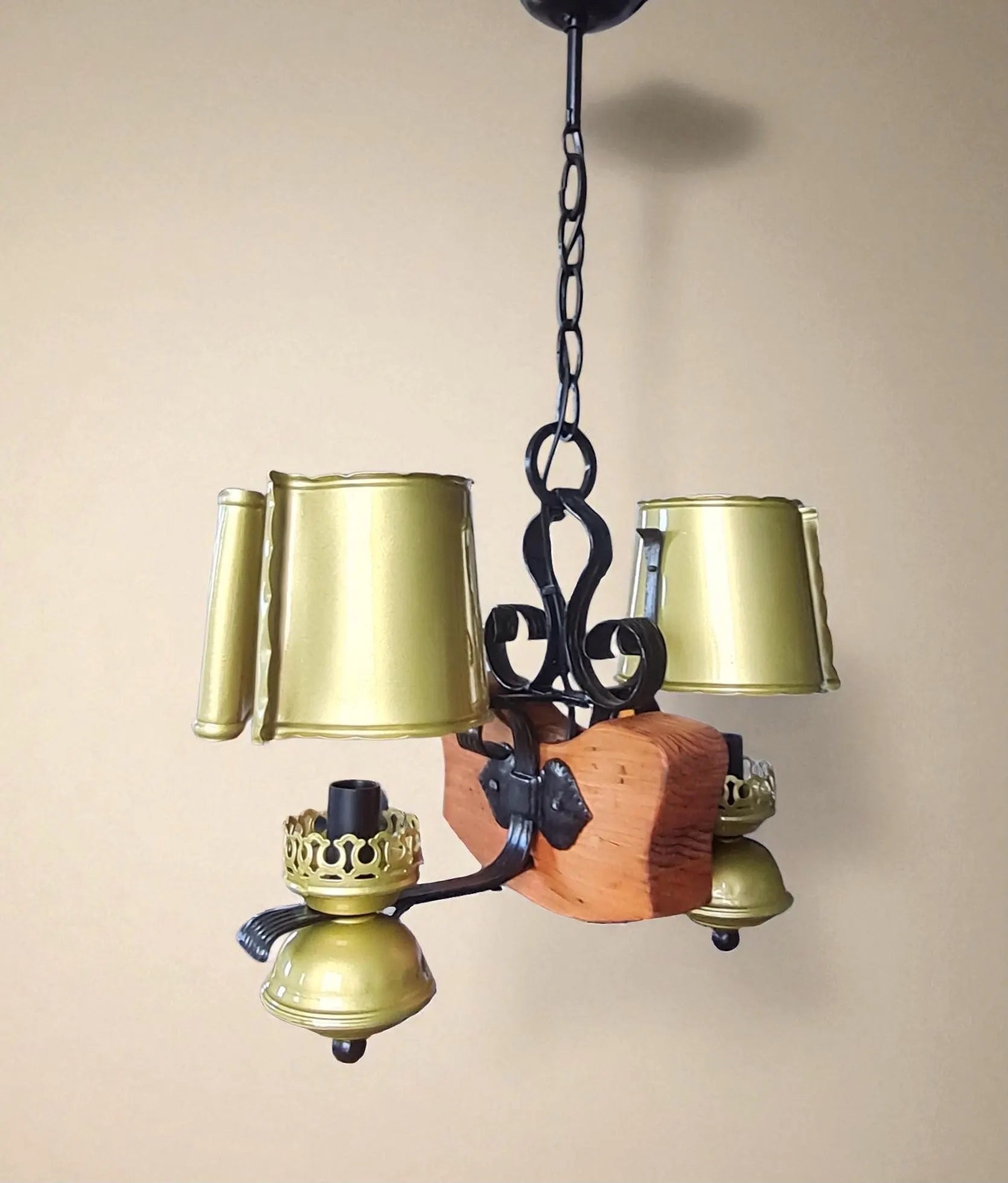 Suspension rustique en bois et métal