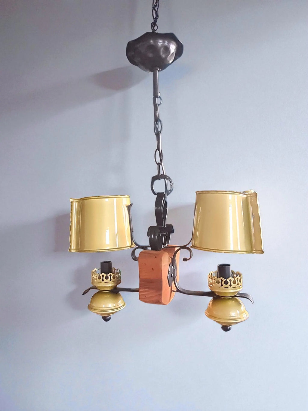 Suspension rustique en bois et métal