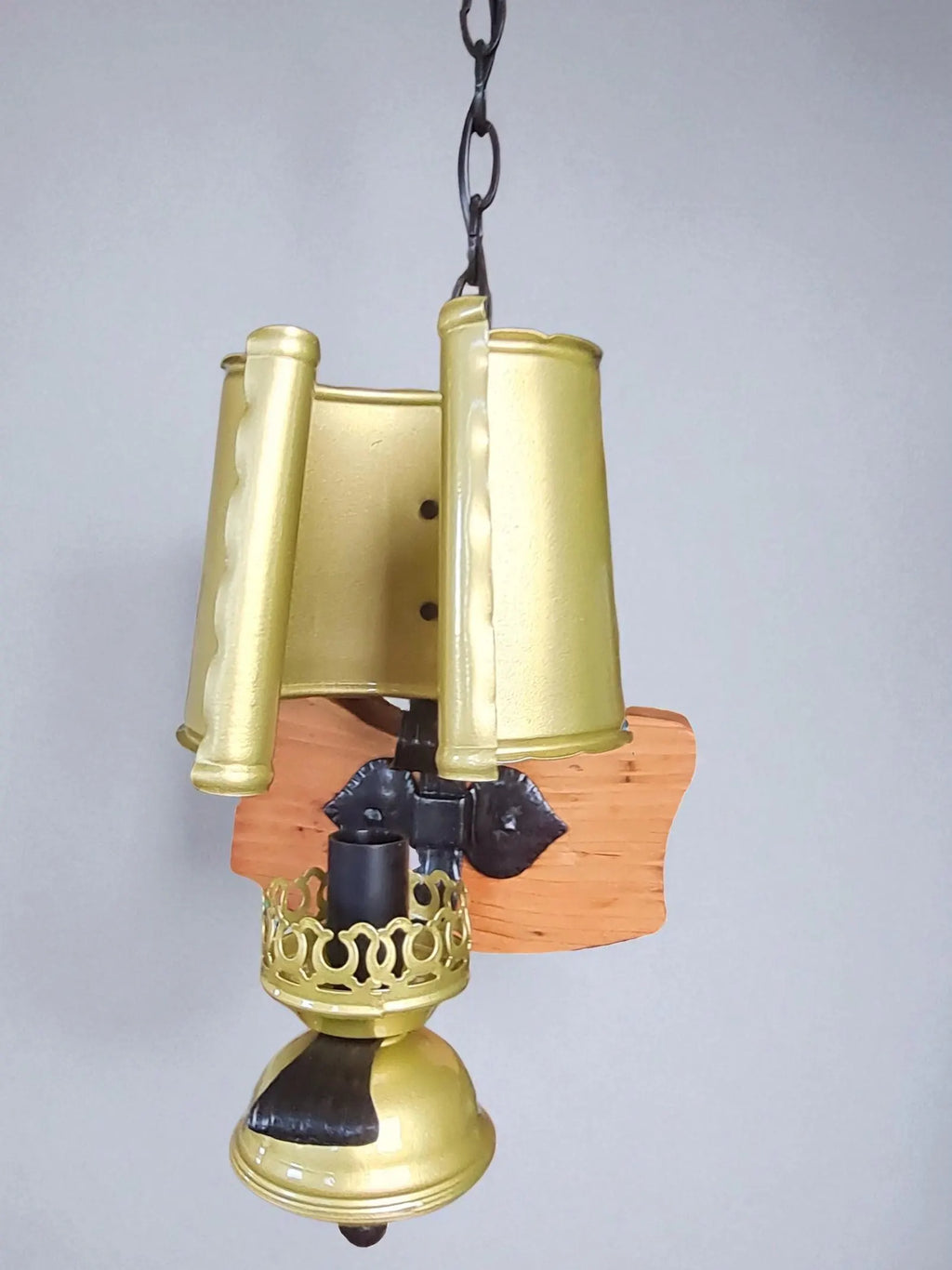 Suspension rustique en bois et métal