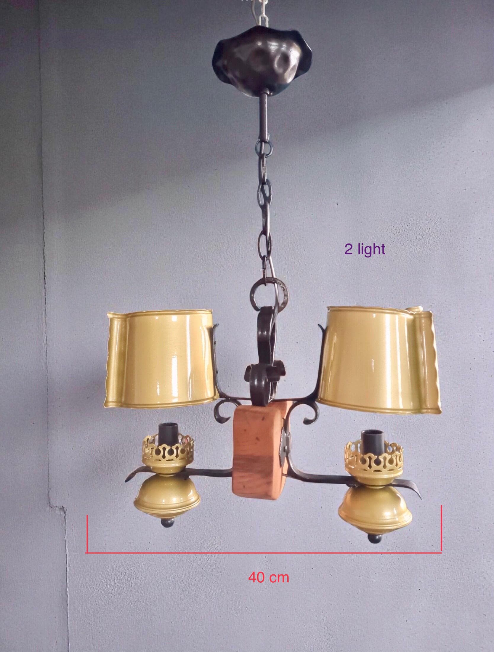 Lampada a sospensione in legno e metallo in stile rustico