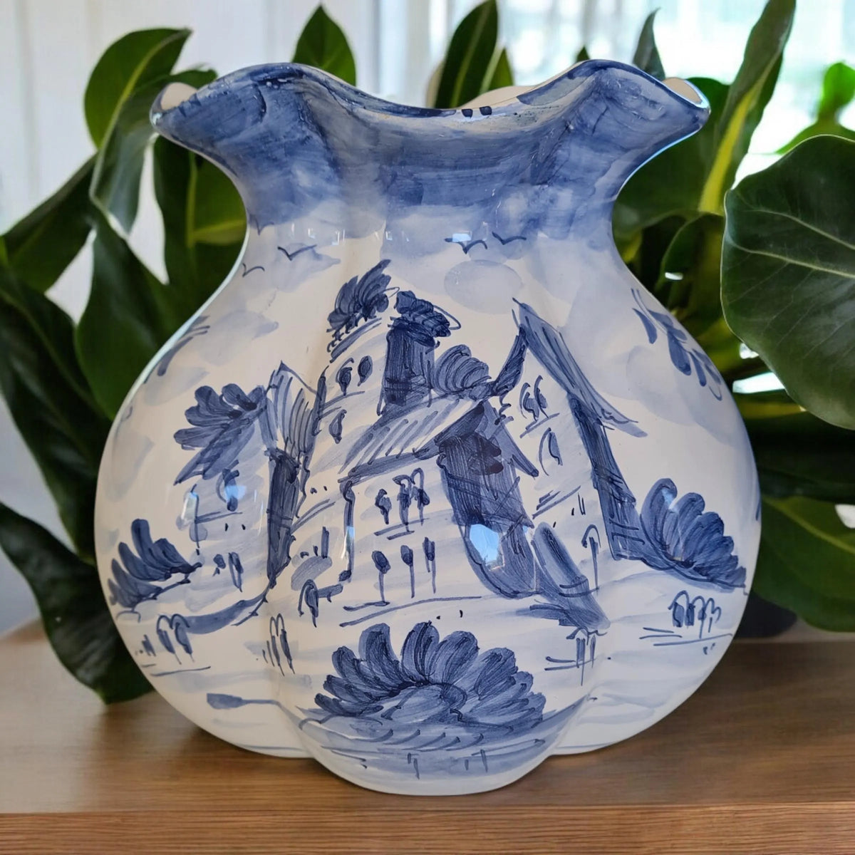 Trois vases en céramique peints à la main, datant des années 1980.