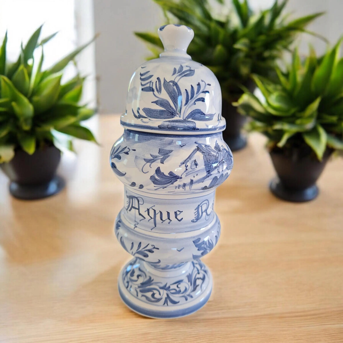 Trois vases en céramique peints à la main, datant des années 1980.